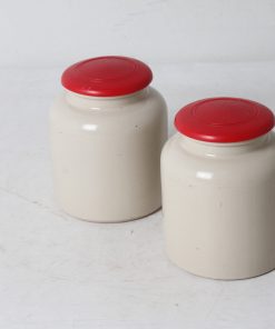 Deux bocaux de cuisine en terre vernissée